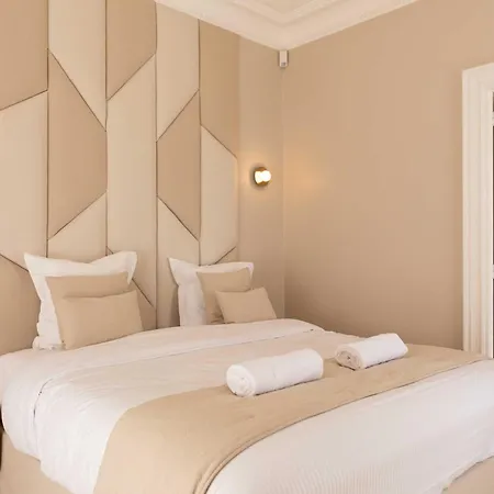 Villa Luxueuse With Pool 7bd 14p -